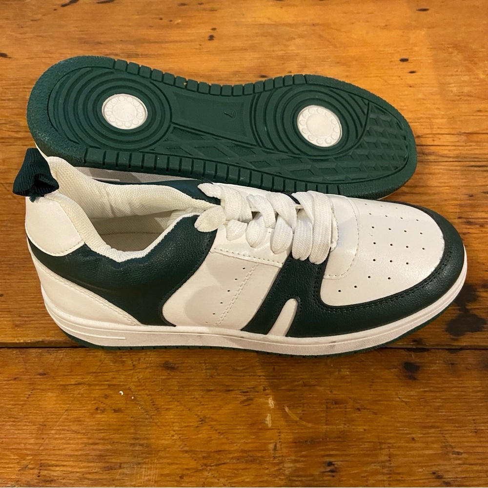 SZ 7 Sneakers